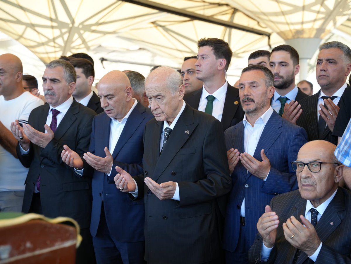 MHP_Bilgi's tweet photo. Genel Başkanımız Sayın Devlet BAHÇELİ, Ülkü Ocakları Birliği Genel Başkanlarından Dr. İbrahim DOĞAN'ın Ankara Karşıyaka Mezarlığı'nda düzenlenen cenaze törenine katıldı. https://t.co/VnE6EdnmiP