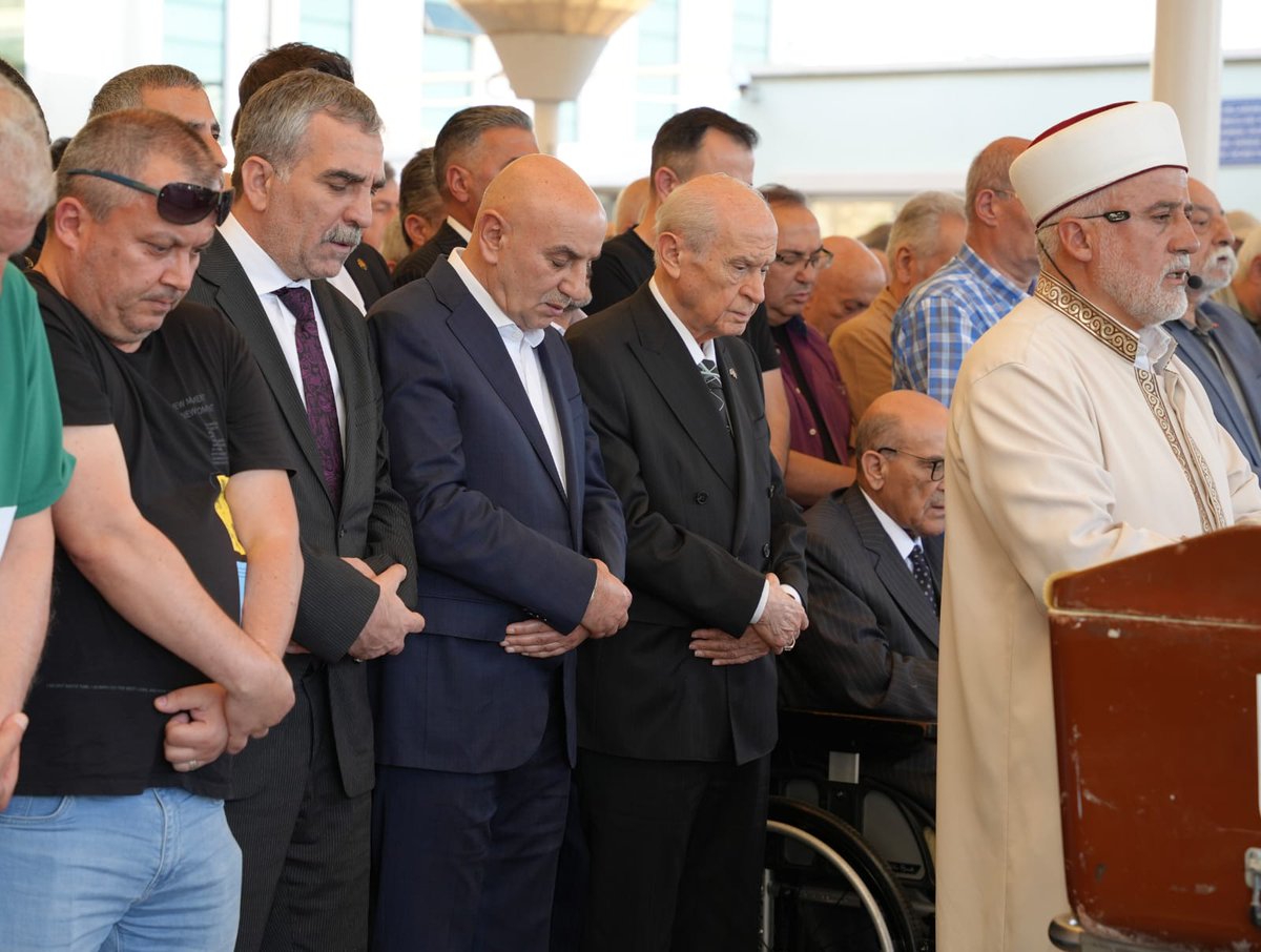 MHP_Bilgi's tweet photo. Genel Başkanımız Sayın Devlet BAHÇELİ, Ülkü Ocakları Birliği Genel Başkanlarından Dr. İbrahim DOĞAN'ın Ankara Karşıyaka Mezarlığı'nda düzenlenen cenaze törenine katıldı. https://t.co/VnE6EdnmiP