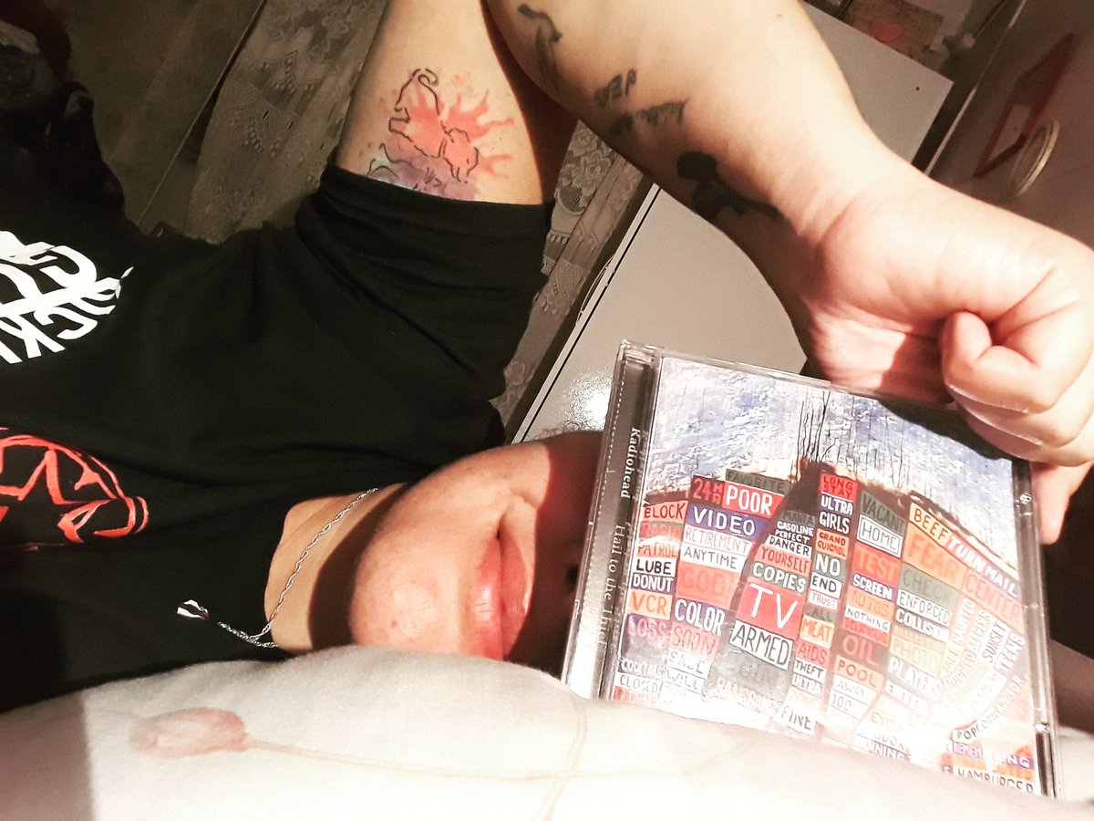 SandraTello's tweet photo. HAPPY ANNIVERSARY "HAIL TO THE THIEF"!!! 🎉 🎊 🖤

#HailToTheThief #HTTT @Radiohead ♡

#ThomYorke #EdOBrien #JonnyGreenwood #PhilSelway #ColinGreenwood #StanleyDonwood #Radiohead https://t.co/AeVnfUWexn