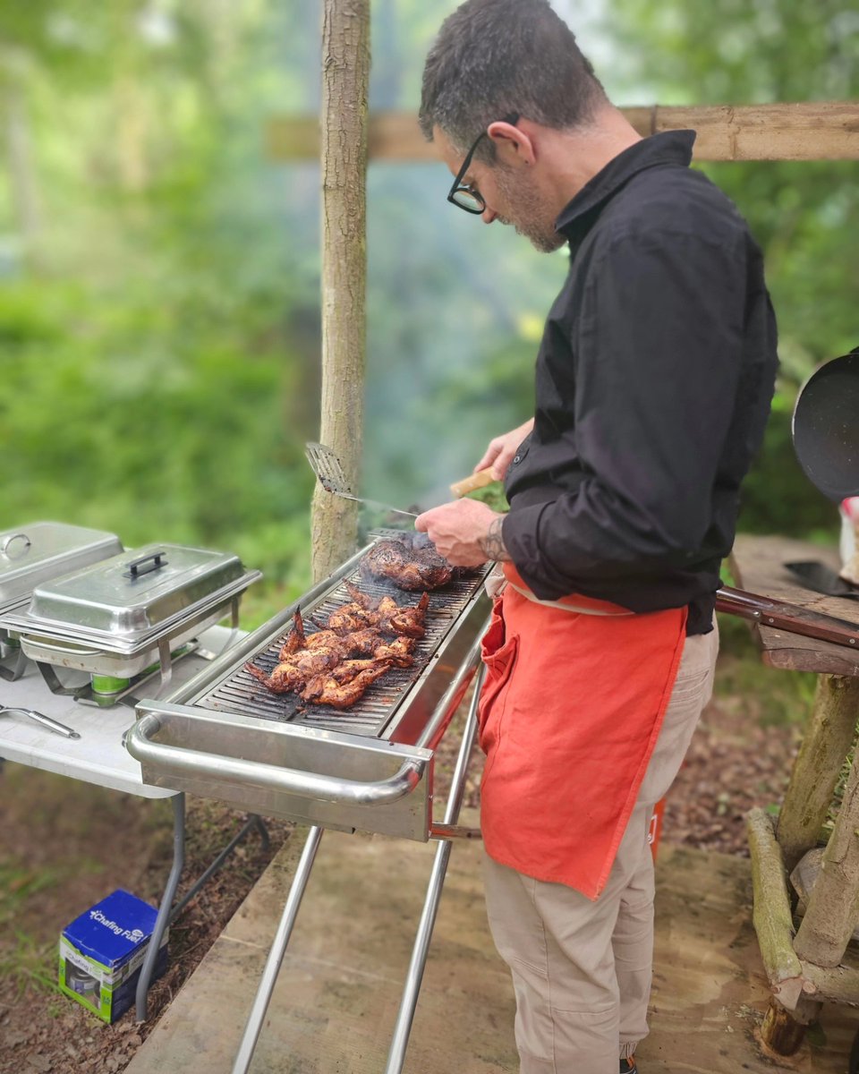 BrightonBakes's tweet photo. Back for more forest fun today @GreenEscapeUK - BBQ delights inc Butterflied Sussex Lamb Leg, Sticky Chicken Wings. Served w/ Potato &amp; Pea Salad &amp; Tarragon dressing, Roasted Peppers w/ Sherry Vinegar, Griddled Corn &amp; Chilli Lime Butter. Hearty traybake Pud #Sussex #brighton #food https://t.co/Fk5FijPw6k
