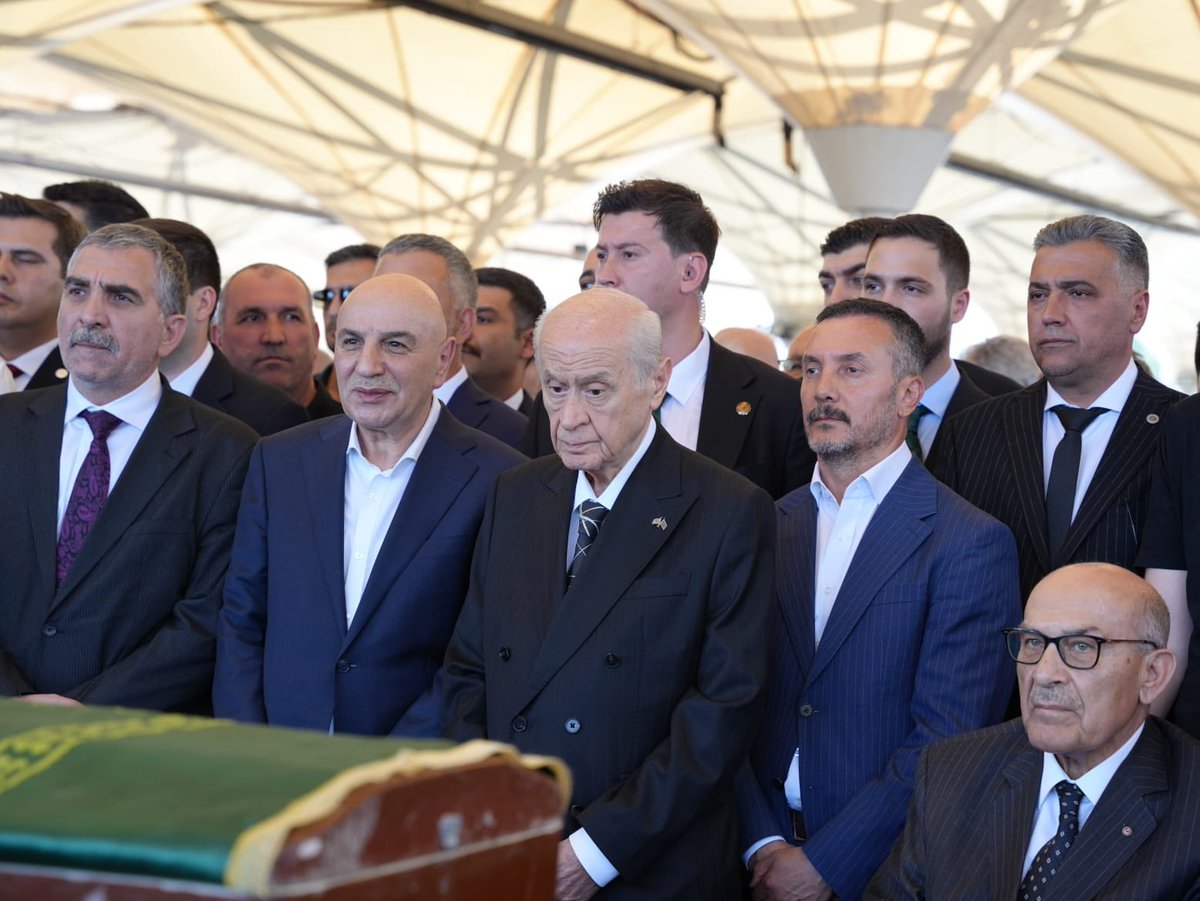 Liderimiz Sayın Devlet BAHÇELİ, Ülkü Ocakları Birliği Genel Başkanlarından Dr. İbrahim DOĞAN'ın Ankara Karşıyaka Mezarlığı'nda düzenlenen cenaze törenine katıldı.