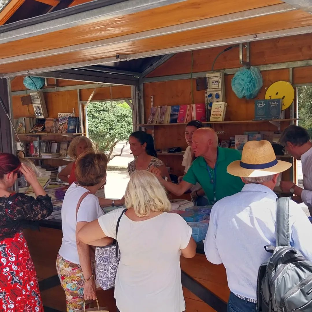 Ayer tuve el placer de firmar por primera vez en la Feria del Libro de Zaragoza, y el inmenso honor de hacerlo en la caseta de @libreria_albareda. Mil gracias, Manuel y Elena porque sois mágicos, y a todos los compañeros por tan bonita compañía.