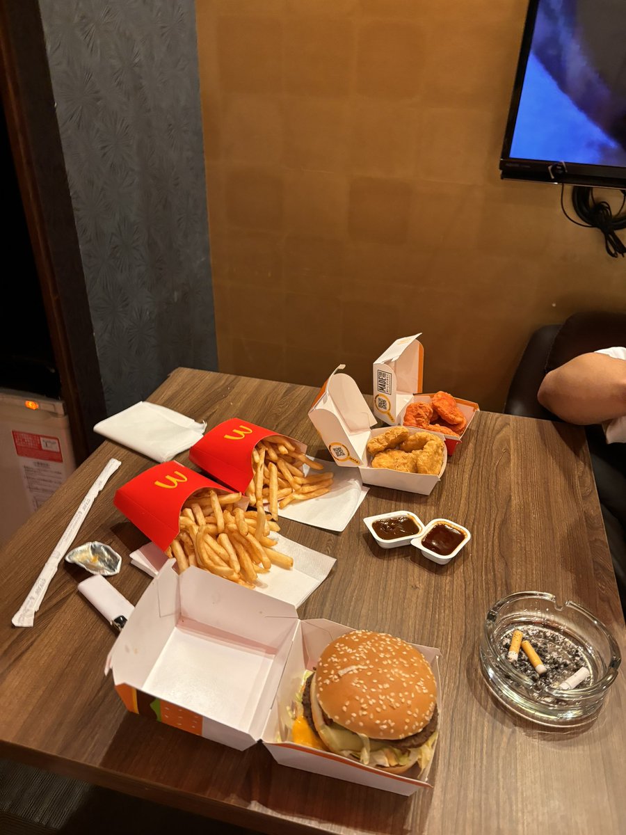 min_ee_e's tweet photo. スパチキを愛してやまない私の彼氏のために！
スパチキのタレのビックマック
スパチキのソース味ナゲットソース
おねごい🥹🥹
@McDonaldsJapan https://t.co/l6lP83VAri