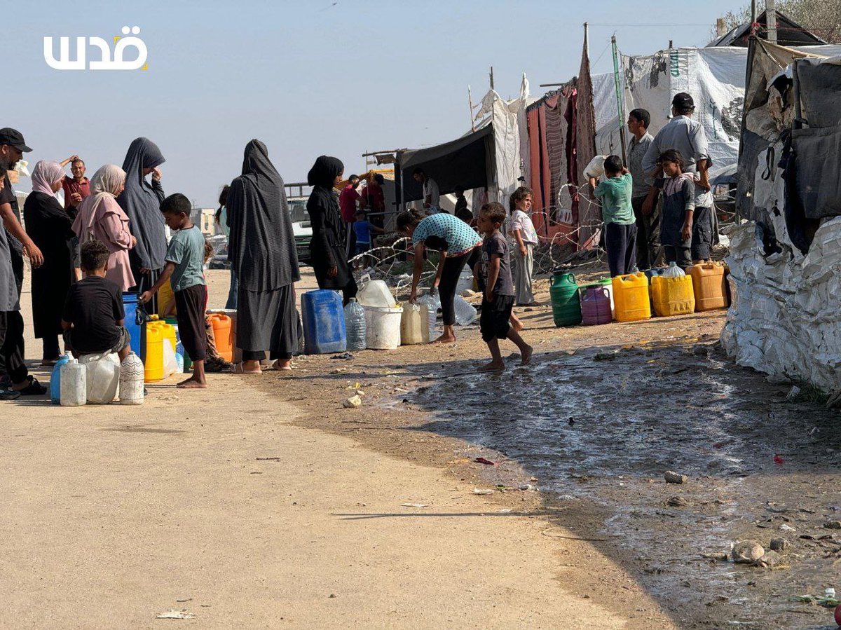 QudsNen's tweet photo. Displaced Palestinians in the outskirts of Khan Younis face extreme difficulty accessing water, exacerbated by the area's lack of basic services and infrastructure.

This challenge is compounded by Israel's inhumane blockade and its attacks on all water distribution stations in the Strip.