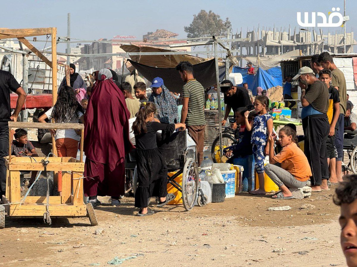 QudsNen's tweet photo. Displaced Palestinians in the outskirts of Khan Younis face extreme difficulty accessing water, exacerbated by the area's lack of basic services and infrastructure.

This challenge is compounded by Israel's inhumane blockade and its attacks on all water distribution stations in the Strip.