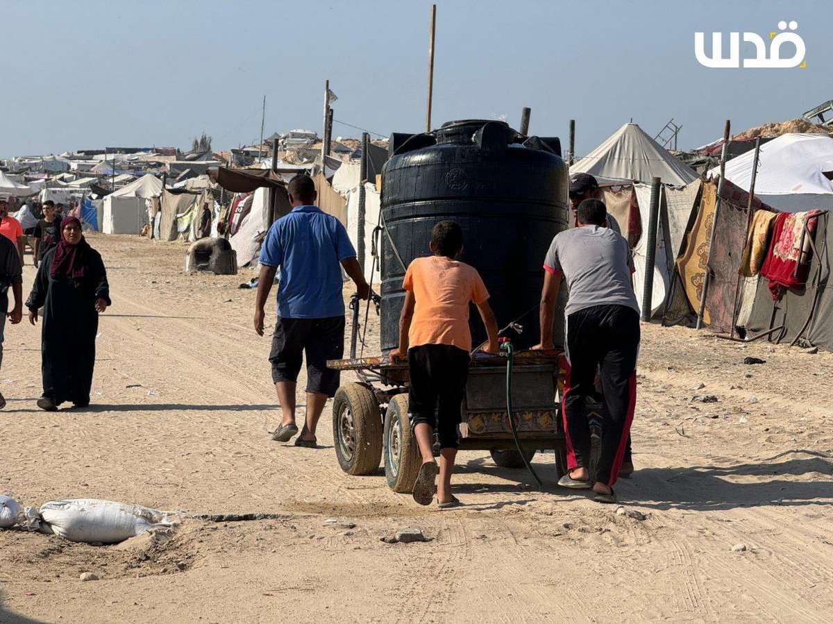 QudsNen's tweet photo. Displaced Palestinians in the outskirts of Khan Younis face extreme difficulty accessing water, exacerbated by the area's lack of basic services and infrastructure.

This challenge is compounded by Israel's inhumane blockade and its attacks on all water distribution stations in the Strip.