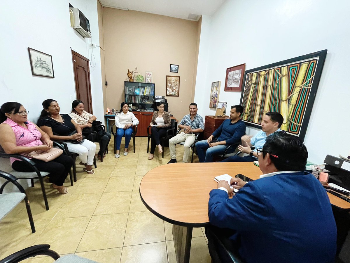 INPCEcuador's tweet photo. 📈 El director zonal 4 del Instituto Nacional de Patrimonio Cultural, Manuel Barcia, y su equipo técnico mantuvieron una reunión de trabajo con el departamento de cultura del GAD de Manta, miembros de la comunidad ancestral de Ligüiqui y su presidente, Víctor Reyes.
1/2 https://t.co/6Ifg2amD3M