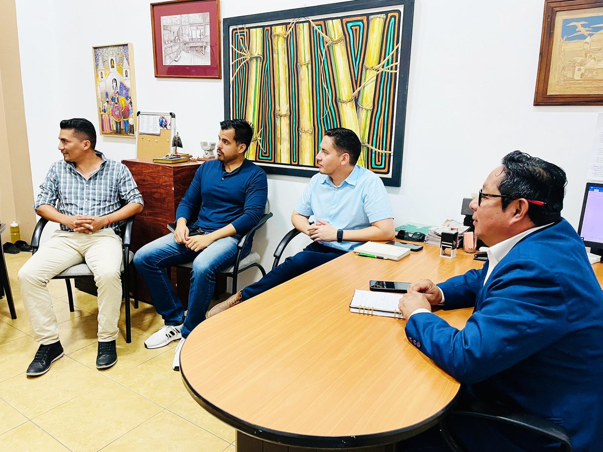 INPCEcuador's tweet photo. 📈 El director zonal 4 del Instituto Nacional de Patrimonio Cultural, Manuel Barcia, y su equipo técnico mantuvieron una reunión de trabajo con el departamento de cultura del GAD de Manta, miembros de la comunidad ancestral de Ligüiqui y su presidente, Víctor Reyes.
1/2 https://t.co/6Ifg2amD3M