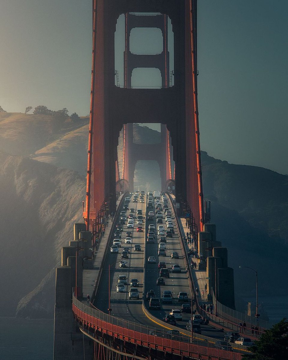 The majestic morning sun on the Golden Gate Bridge