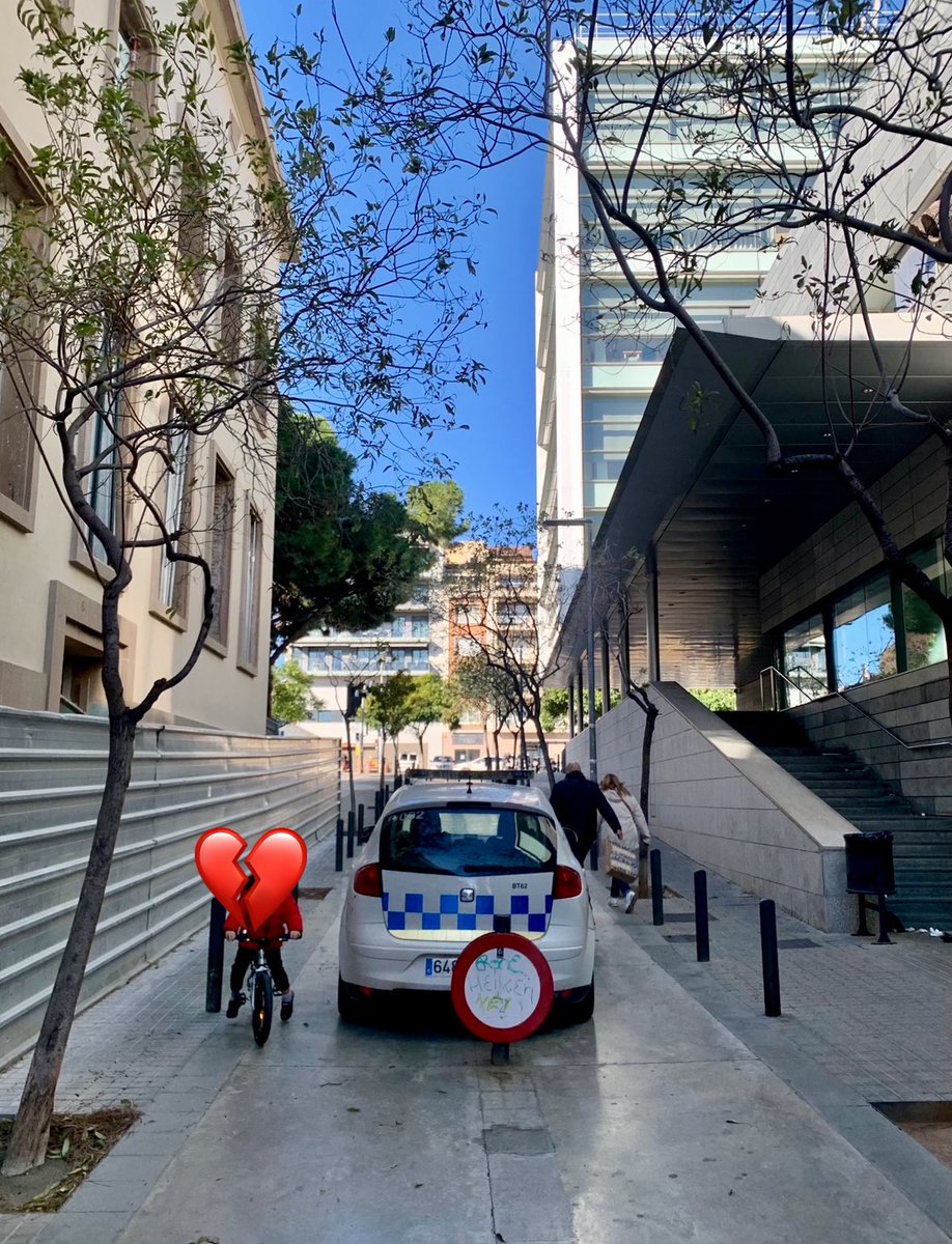 monchomon's tweet photo. @AjBadalona @Albiol_XG perquè algú s’entesta en no facilitar el pas de vianants i bicicletes? quan no són els vehicles de la @Badalona_GUB és una tanca doble… que s’ha perdut el senyal que hi havia hagut sempre? https://t.co/SykV7RirZg