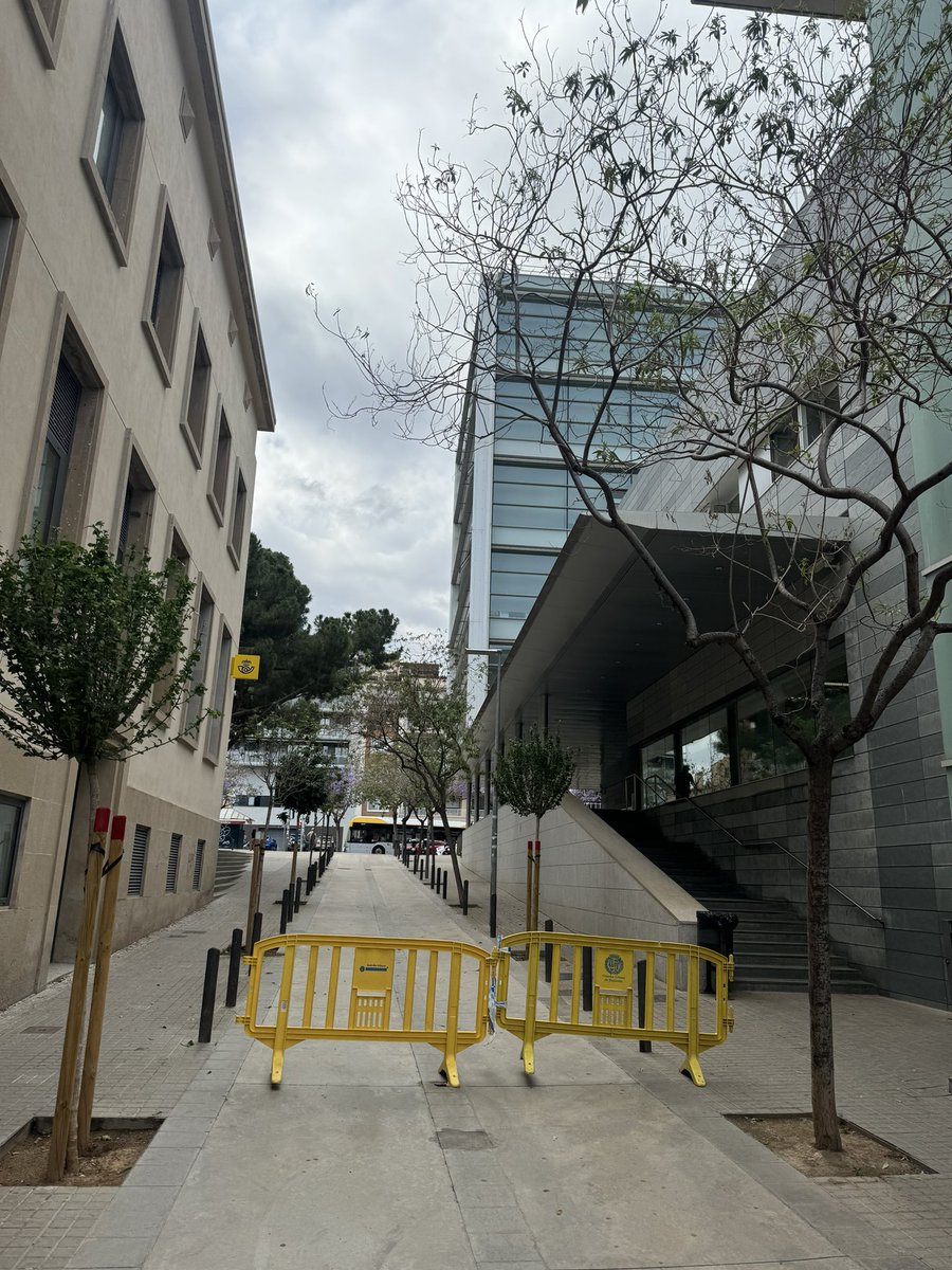 monchomon's tweet photo. @AjBadalona @Albiol_XG perquè algú s’entesta en no facilitar el pas de vianants i bicicletes? quan no són els vehicles de la @Badalona_GUB és una tanca doble… que s’ha perdut el senyal que hi havia hagut sempre? https://t.co/SykV7RirZg