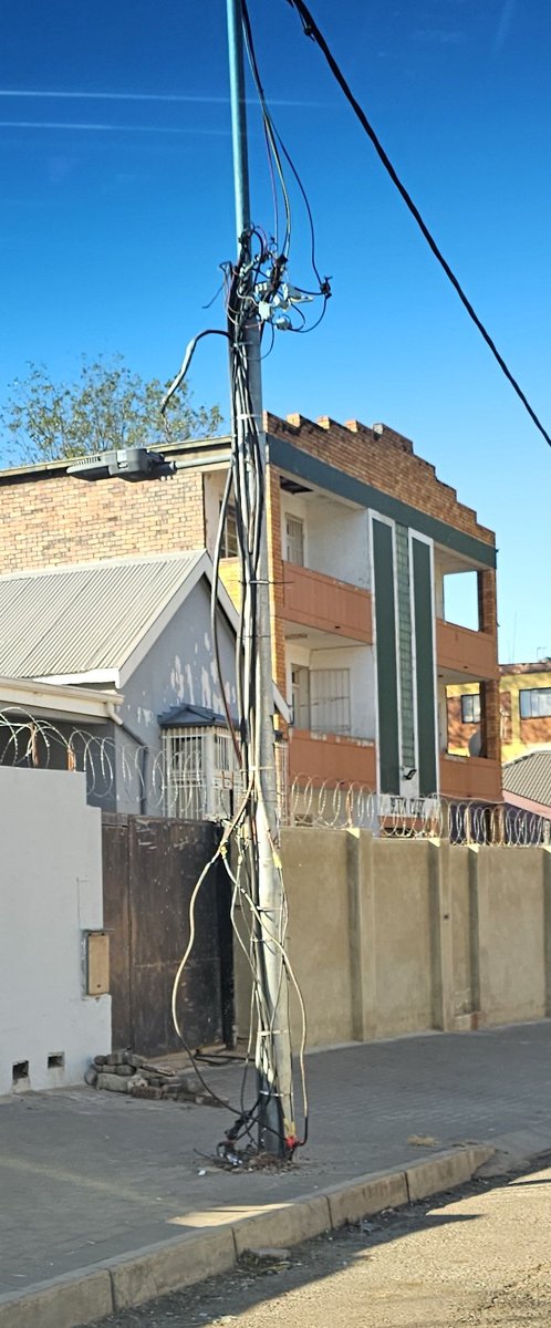 gpreller's tweet photo. @CityPowerJhb Corruption at city power is what gets us here #loadreduction #loadrotation . They exhausted the overdraft of some R8 bn within a few months of last years budget. Now running on emergency funding. Just look at CP contractors work here. Poor workmanship. https://t.co/8vxViGLFGY