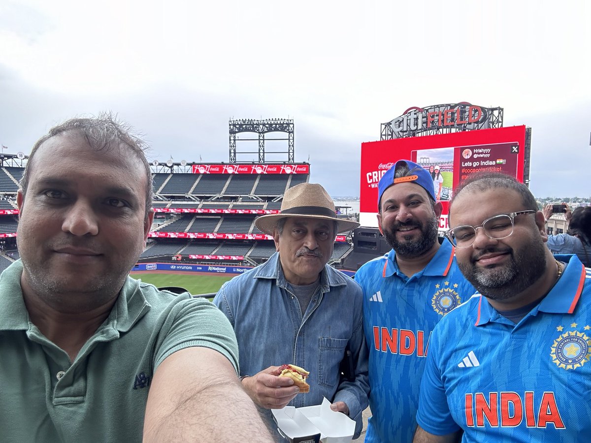 SSG8792's tweet photo. Get ‘em boysssss  #cocacolacricket https://t.co/nmYKjSo4aj