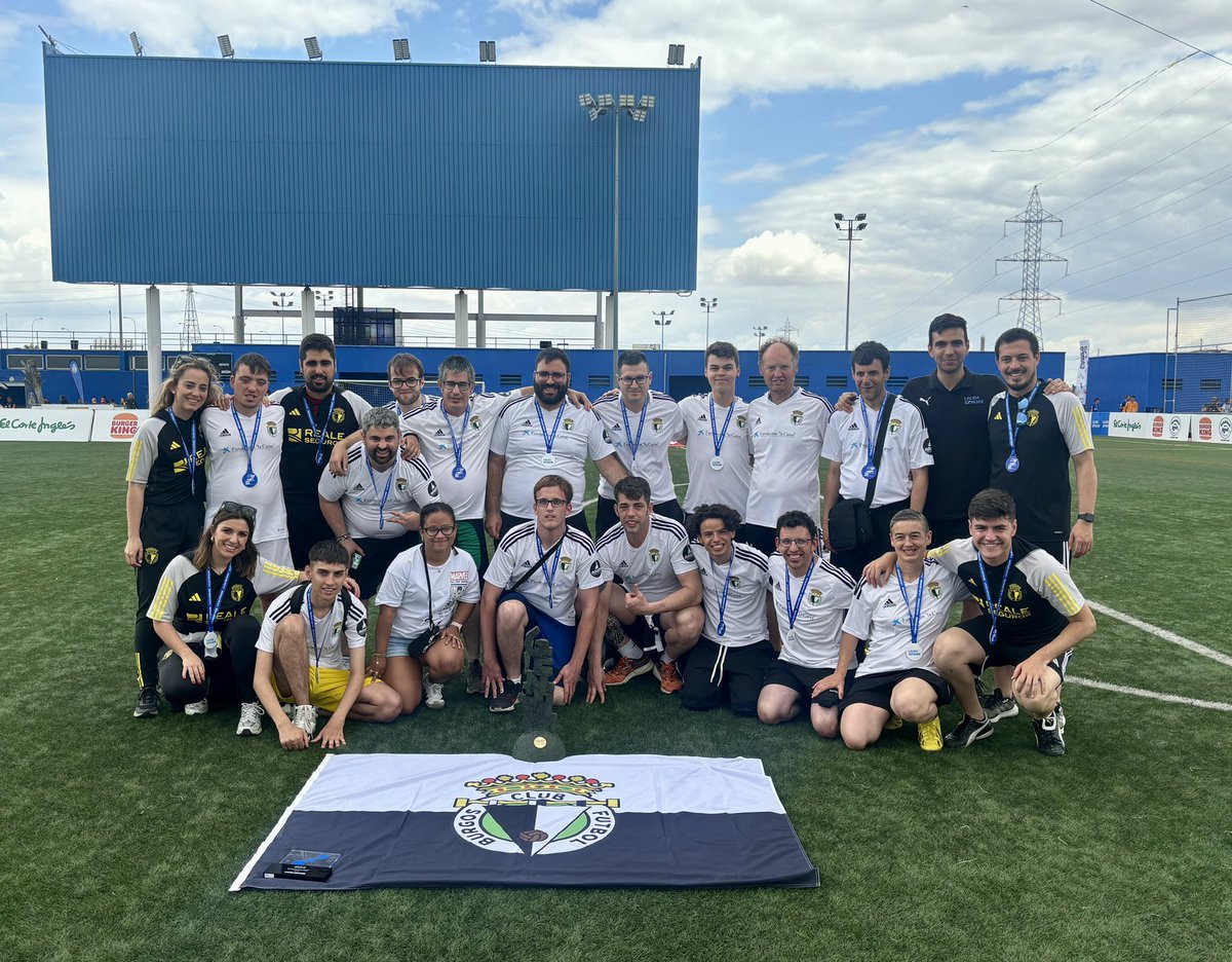 Burgos_CF's tweet photo. 🤝🏼 ¡Campeones en Fair Play de #LaLigaGenuine! 🫂

🙌🏼 Somos el ejemplo a seguir en la mejor liga del mundo 🤍🖤

👏🏼 ¡Enhorabuena por el temporadón a los jugadores, Cuerpo Técnico y a la pedazo de afición! 🔝

#TodaMiVida | #FundaciónBCF https://t.co/YrkGBbmua9