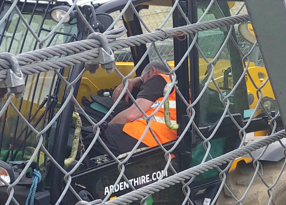 StopwatchSuites's tweet photo. Could we keep the noise down please?
One of the recovery drivers is trying for some shut eye!
#BHCommsBox
@Dawesracing
@Matt_Suckling https://t.co/aK8pFoUVTb