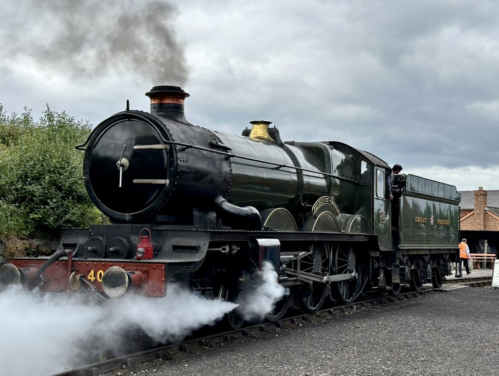 messagemonger's tweet photo. Freshly re-coaled and ready to re-enter traffic at Didcot, Pendennis Castle rumbles through the yard this afternoon. She is a true gem. https://t.co/Cim2vHhUrg
