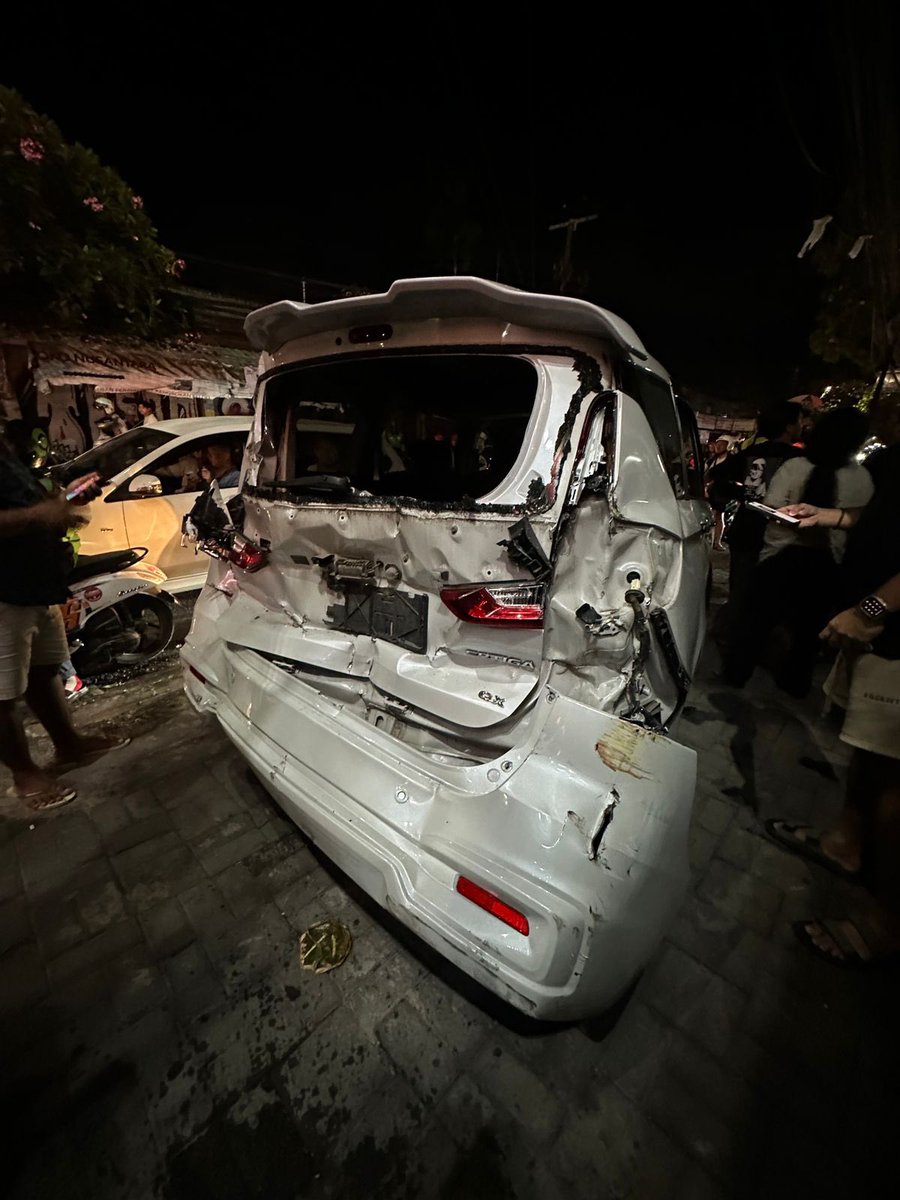 jojoklauz's tweet photo. ada aja ya drama kehidupan. 

ditabrak truk gede, kejepit sama trotoar, keseret sampe keputer 180 derajat mobilnya.

untung yg di dalem mobil aman, ga ada luka sedikitpun. perlindungan Tuhan emang luar biasa 😭🫶🏻 https://t.co/t1LcidK8EY