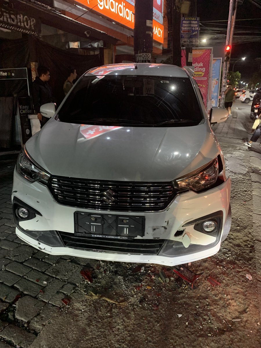 ada aja ya drama kehidupan. 

ditabrak truk gede, kejepit sama trotoar, keseret sampe keputer 180 derajat mobilnya.

untung yg di dalem mobil aman, ga ada luka sedikitpun. perlindungan Tuhan emang luar biasa 😭🫶🏻