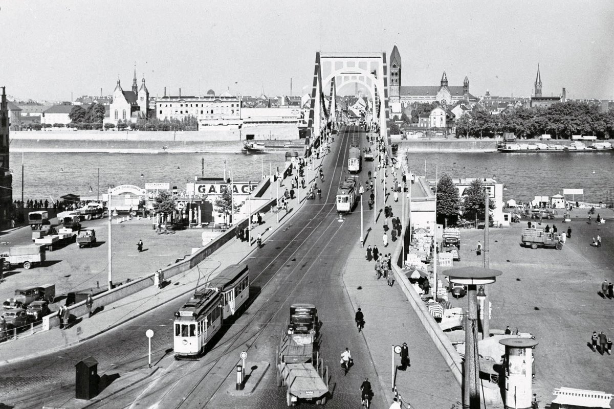 koeln_de's tweet image. Wir gehen auf Zeitreise: Einen solchen Blick auf eine Kölner Brücke hatte man vor 100 Jahren! Wer weiß, um welche Brücke es sich handelt? #köln #historisch