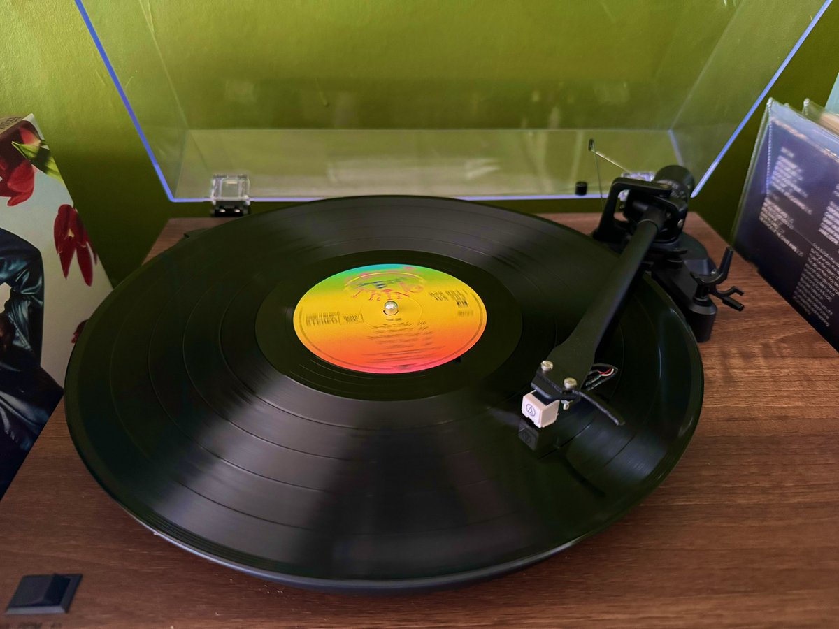 RecordCollect10's tweet image. #NowPlaying @TheB52s and their classic ‘89 LP #CosmicThing. US No. 4 / UK No. 8, whilst #LoveShack was it biggest it, it doesn’t overshadow the brilliance of the rest of the album #Roam and #DeadbeatClub were great singles!

C’mon and bring your jukebox money

#recordcollector