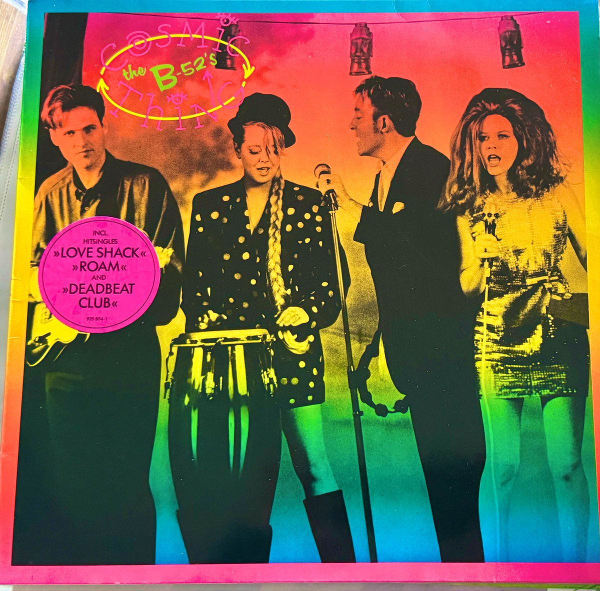 RecordCollect10's tweet image. #NowPlaying @TheB52s and their classic ‘89 LP #CosmicThing. US No. 4 / UK No. 8, whilst #LoveShack was it biggest it, it doesn’t overshadow the brilliance of the rest of the album #Roam and #DeadbeatClub were great singles!

C’mon and bring your jukebox money

#recordcollector