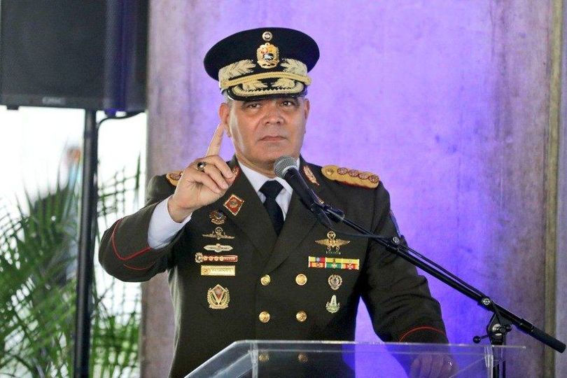 ElUniversal's tweet photo. #Política “Una provocación”: Padrino López responde a visita de González Urrutia a puesto de la GNB en la Guaira

El ministro para la Defensa, Vladimir Padrino López, calificó como una “provocación” el acercamiento del “candidato tapa” de la ultraderecha, Edmundo González Urrutia, a un comando de la Guardia Nacional Bolivariana (GNB) en el estado La Guaira, durante un acto de campaña este sábado 8 de junio.

Asimismo, compartió la respuesta del presidente Nicolás Maduro ante esta acción dirigida a desestabilizar el país. 

“Pueden ver en videos la agresión a nuestra Guardia Nacional Bolivariana, que estaban cumpliendo su deber como de costumbre. Estaba el Capitán Sánchez con sus efectivos protegiendo al pueblo, allí ustedes pueden ver quienes son los odiadores; un puñado de vende patrias que odian a la Guardia Nacional Bolivariana, que odian a la Fuerza Armada Bolivariana, que quisieran eliminar el Componente de la Guardia Nacional Bolivariana, que quisieran eliminar el concepto de República, de Patria Independiente, de Soberanía”, dice parte del mensaje del Comandante en Jefe de la FANB. 

| #EUVzla | #09Junio | #Política |