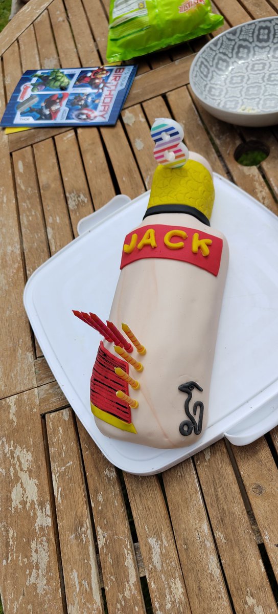 Jack's 8 today and loves his cricket. This year it's a <a href="/KookaburraCktUK/">Kookaburra Cricket UK 🇬🇧</a> bat cake.