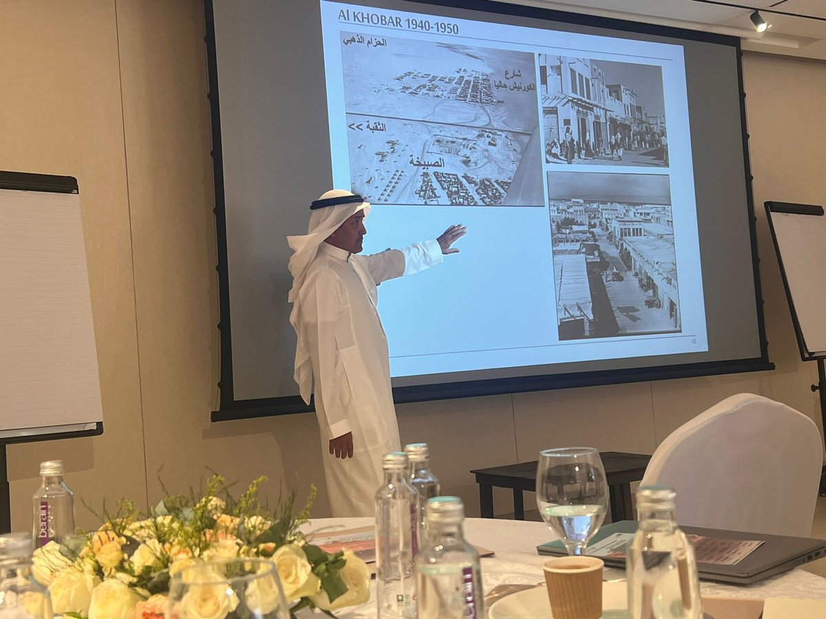 ehabamri's tweet image. بدعوة من #Icomos السعودية وبحضور نخبة من المتخصصين قدمت عرض في #العلا عن اهمية الكود العمراني في الحصول على بيئة عمرانية جذابة خلال السنين حتى لو تتعامل مع مطورين ومصممين مختلفين لكل مشروع  وكيف تم تطبيقه خلال ٢٠ سنة لوسط المدينة بالفناتير #الجبيل_الصناعية    #ehab_streets