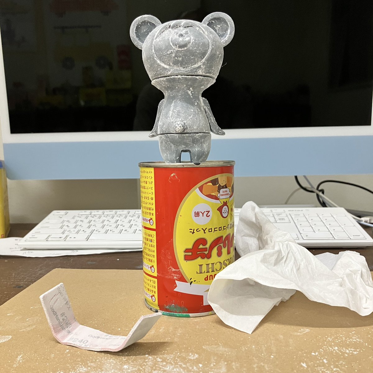 cozy_tomato's tweet photo. ソフビ、作ります2
オォ!ついにTOUMAさんから原型が届きました!ぼくのデザインだと抜きができないらしくて、首周りを調整してもらいました。早速恐る恐るヤスリがけをしてみたら、これがかなりハード作業て事がわかった。#ソフビ #touma #rocketjack https://t.co/CbTUAJ233j