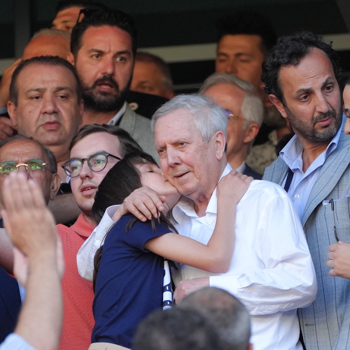 çoğu kişinin sorumluluk almaya çekindiği ortamda sorumluluk alıp bu seçimi tek adaylı bi şova çevirmediğin için kendi adıma teşekkür ederim, Fenerbahçe için bi şeyler yapmaya çalışan herkese saygımız sonsuz, eyvallah