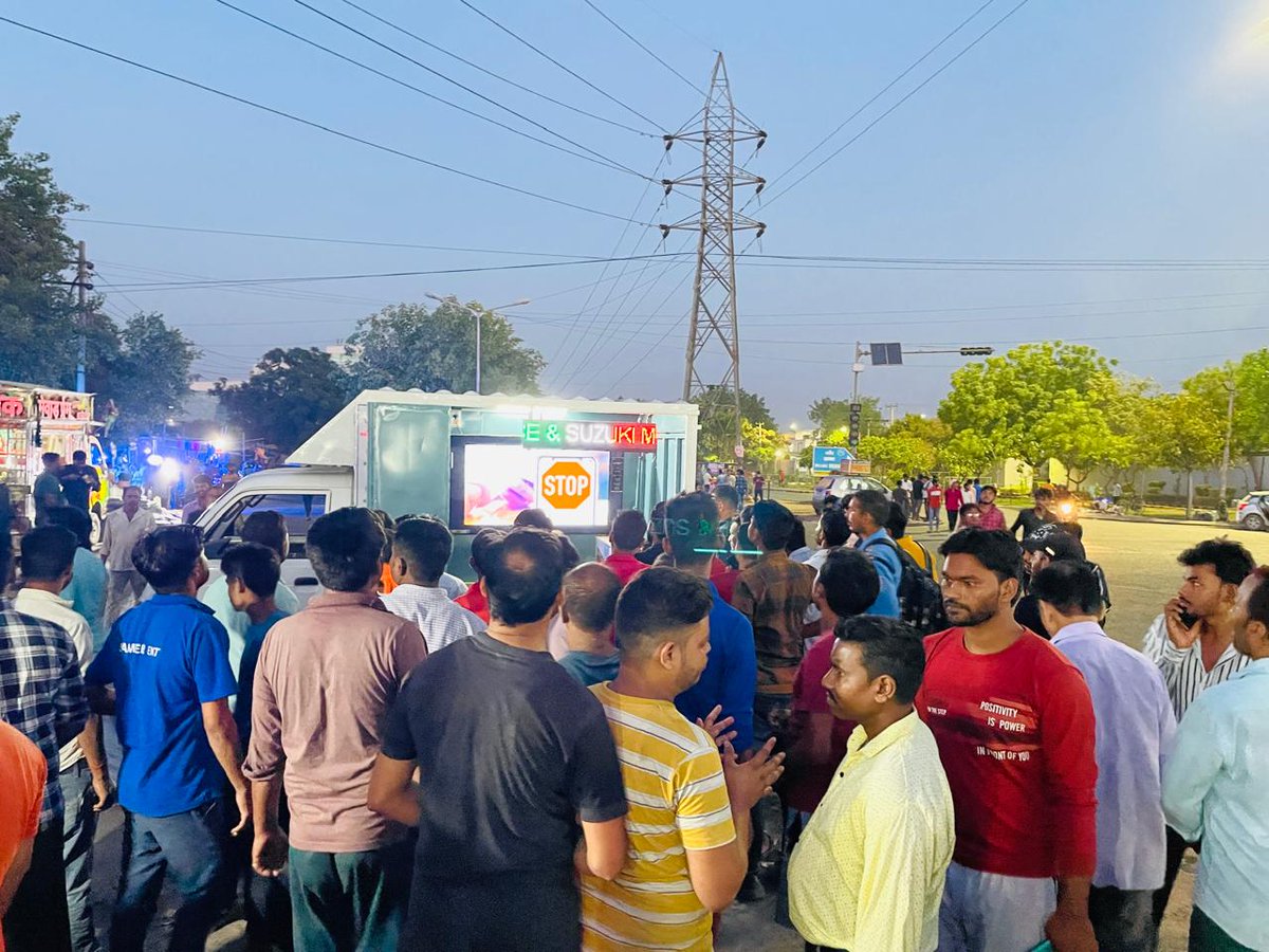 gurgaonpolice's tweet photo. #Gurugram_Police and Suzuki Motorcycle India Launch Road Safety and Social Awareness Vans.
These specially designed vans, equipped with state-of-the-art screen and sound systems, are intended to spread special awareness videos and informative messages from #CP_Gurugram, critical information on road safety, cybercrime, women’s safety and the emergency number 112. They will traverse schools, colleges, communities, and villages across the Gurugram District, ensuring wide-reaching impact.
@DGPHaryana @police_haryana 
@Maruti_Corp @suzuki2wheelers