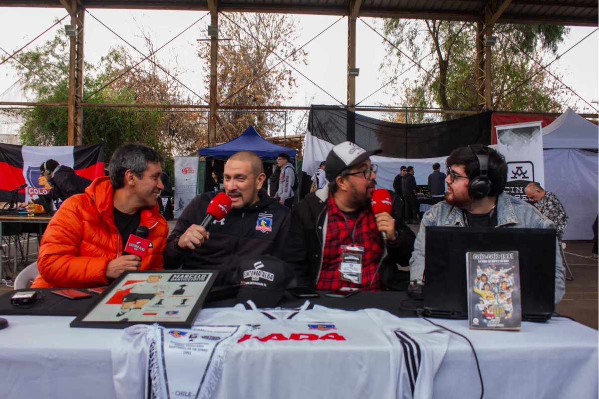 SintoniaAlba's tweet photo. Estuvimos presentes en la Expo-Feria Colocolina ⚫⚪🤟 muchas gracias a @mfuerzadestreza por la tremenda organización #ColoColo #CopaLibertadores1991 #ColoColo91 https://t.co/hP3fEvk6mT