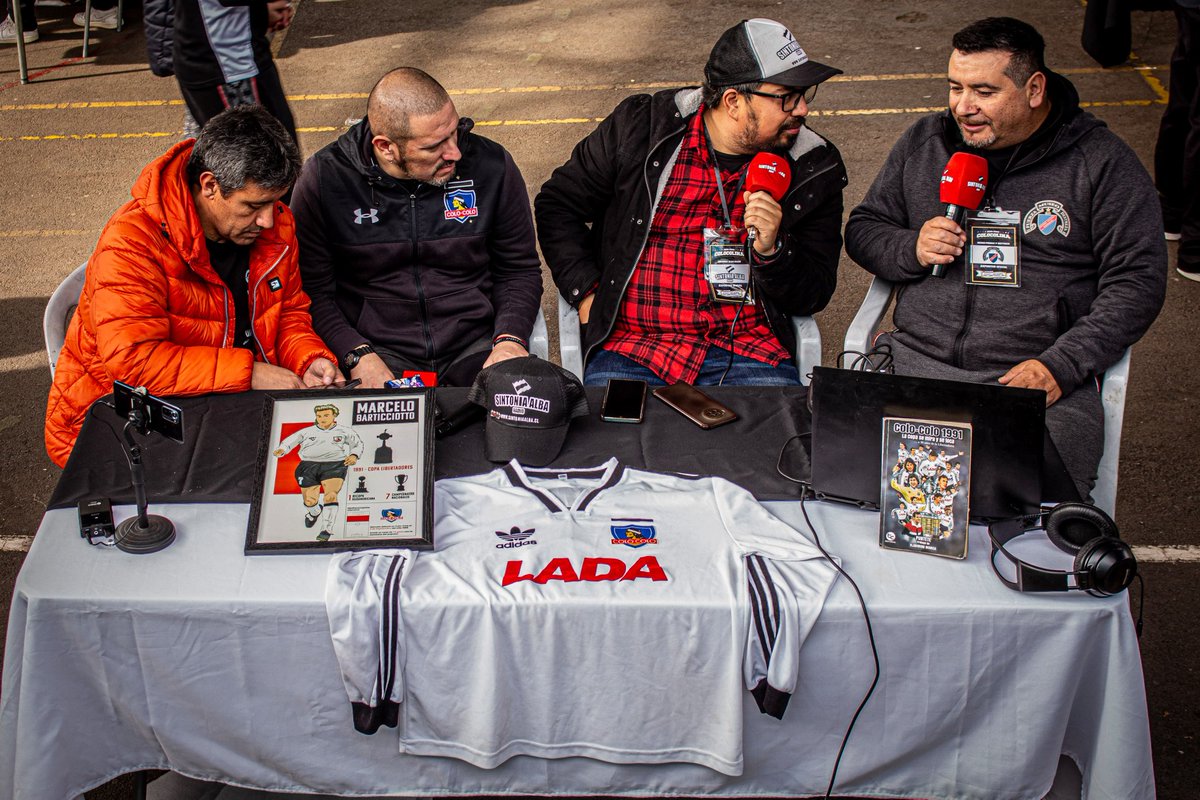 SintoniaAlba's tweet photo. Estuvimos presentes en la Expo-Feria Colocolina ⚫⚪🤟 muchas gracias a @mfuerzadestreza por la tremenda organización #ColoColo #CopaLibertadores1991 #ColoColo91 https://t.co/hP3fEvk6mT