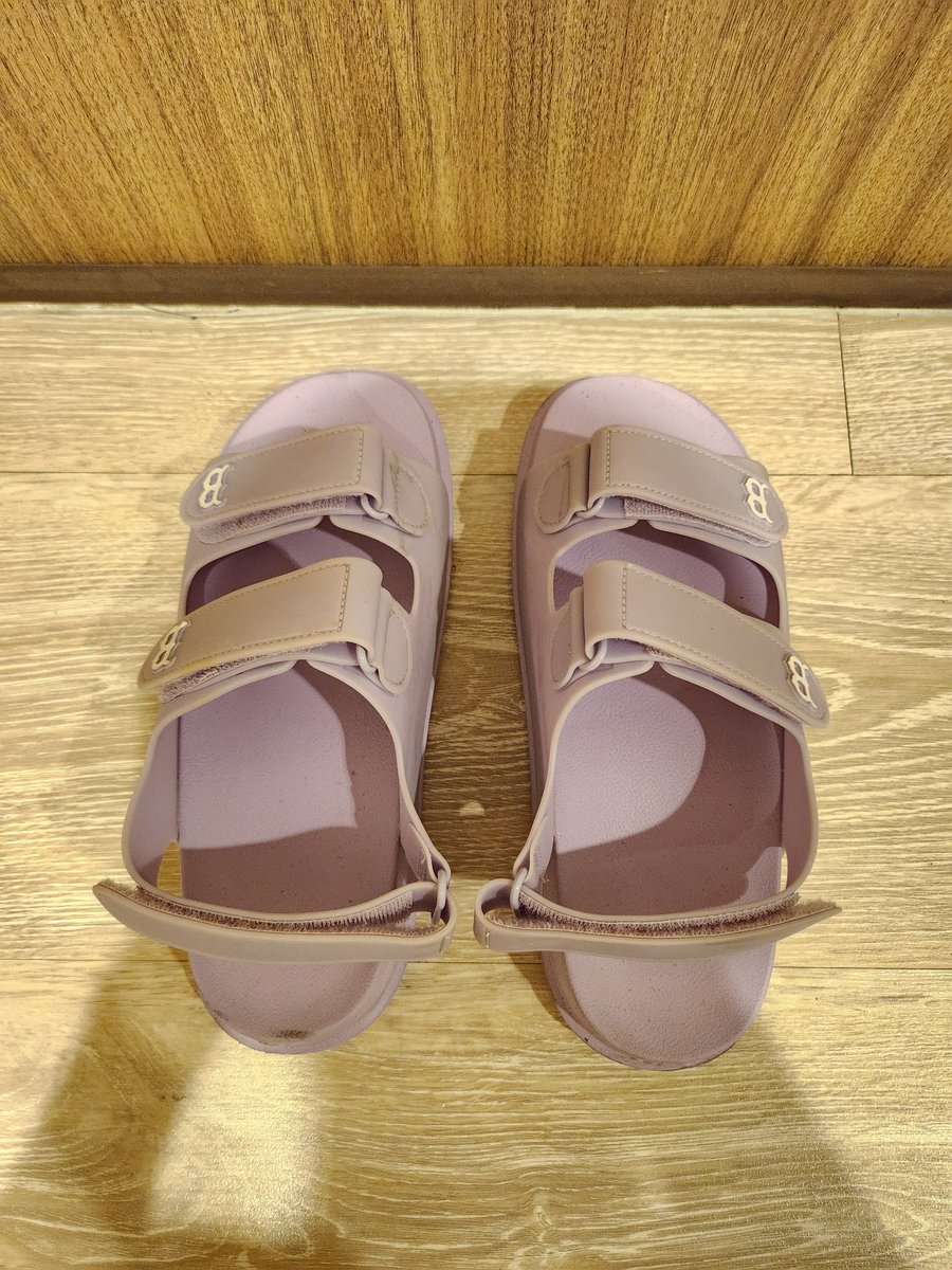 hidabuble's tweet photo. ส่งต่อรองเท้าค่ะ https://t.co/qKnVF2hKJe ไซส์ 39 และไซส์ 42 คู่ละ 1,500 บาท กล่องครบ 2.Crocs ไซส์ 39 1,800 บาท สอบถามพต.เดมเลย #ส่งต่อรองเท้ามือสอง #ส่งต่อรองเท้าแบรนด์เนม #ส่งต่อเสื้อผ้ามือสองสภาพดีราคาถูก #ส่งต่อ https://t.co/0O0ISxnGrZ