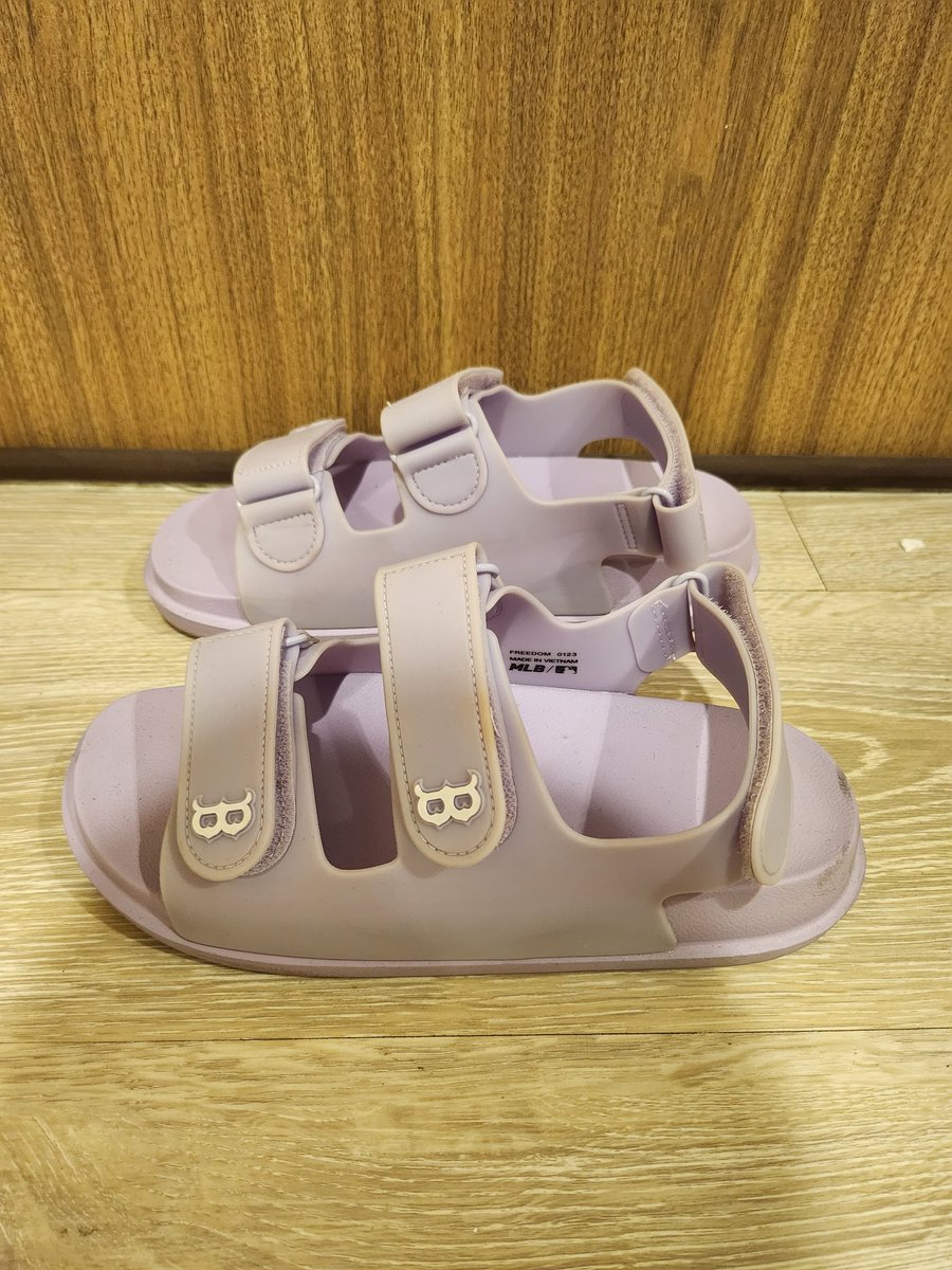 hidabuble's tweet photo. ส่งต่อรองเท้าค่ะ https://t.co/qKnVF2hKJe ไซส์ 39 และไซส์ 42 คู่ละ 1,500 บาท กล่องครบ 2.Crocs ไซส์ 39 1,800 บาท สอบถามพต.เดมเลย #ส่งต่อรองเท้ามือสอง #ส่งต่อรองเท้าแบรนด์เนม #ส่งต่อเสื้อผ้ามือสองสภาพดีราคาถูก #ส่งต่อ https://t.co/0O0ISxnGrZ