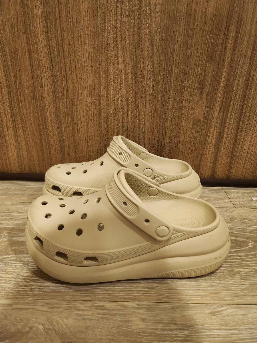hidabuble's tweet photo. ส่งต่อรองเท้าค่ะ https://t.co/qKnVF2hKJe ไซส์ 39 และไซส์ 42 คู่ละ 1,500 บาท กล่องครบ 2.Crocs ไซส์ 39 1,800 บาท สอบถามพต.เดมเลย #ส่งต่อรองเท้ามือสอง #ส่งต่อรองเท้าแบรนด์เนม #ส่งต่อเสื้อผ้ามือสองสภาพดีราคาถูก #ส่งต่อ https://t.co/0O0ISxnGrZ