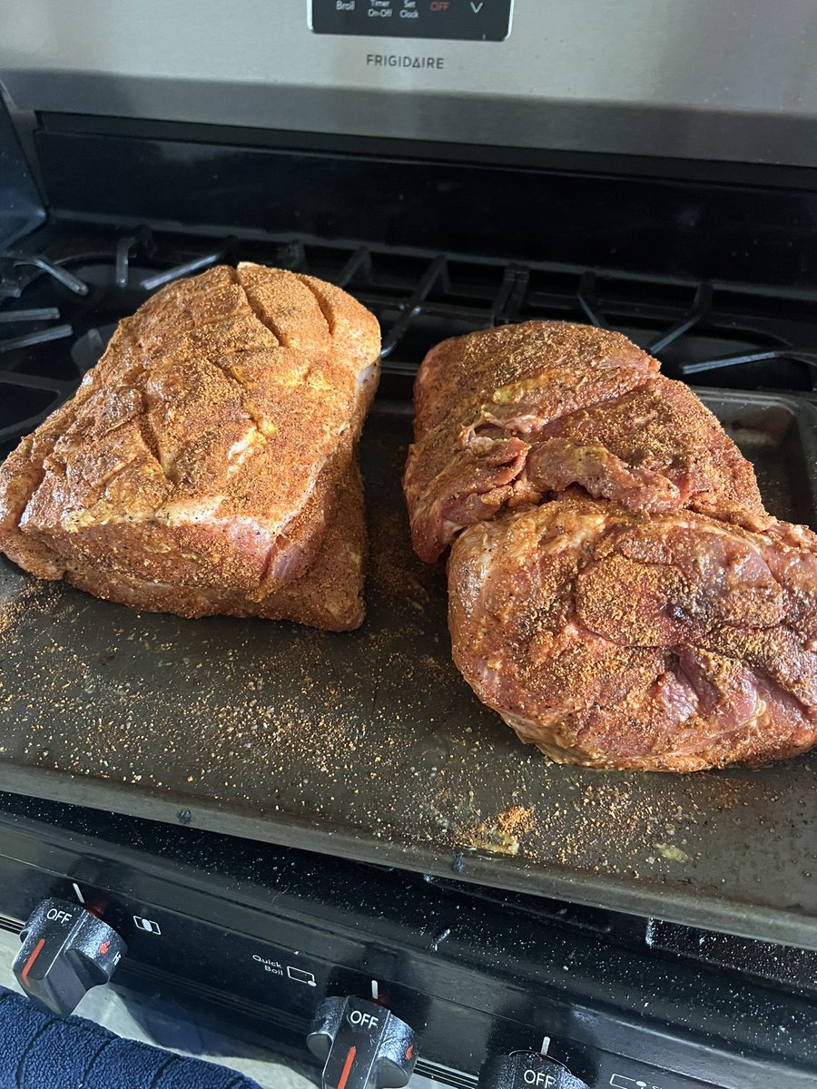 ICMBRAND's tweet photo. #SundaySmokeSession pork shoulder and pork loin! https://t.co/bWbCVocVFe