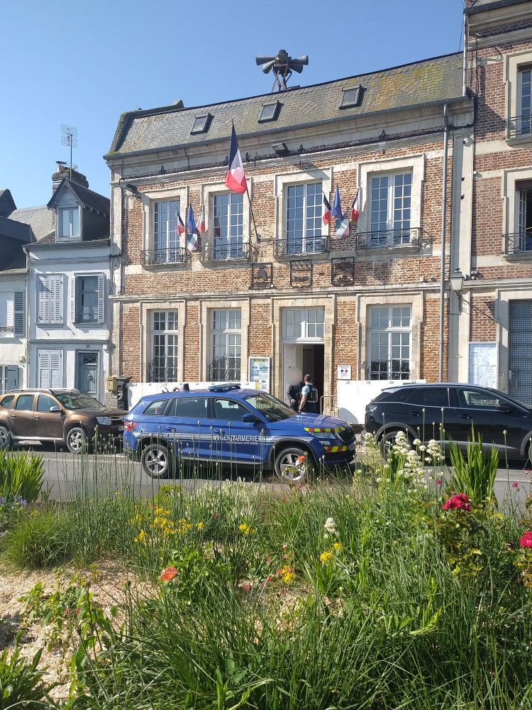 Gendarmerie_080's tweet photo. #Européennes2024 Tout au long de la journée et durant la soirée, les #gendarmes de la Somme sillonnent le département, au contact des élus, afin de sécuriser les abords des bureaux de vote et l'acheminement des plis électoraux 🗳️
#NotreEngagementVotreSecurité https://t.co/OrS3Lk0TS7