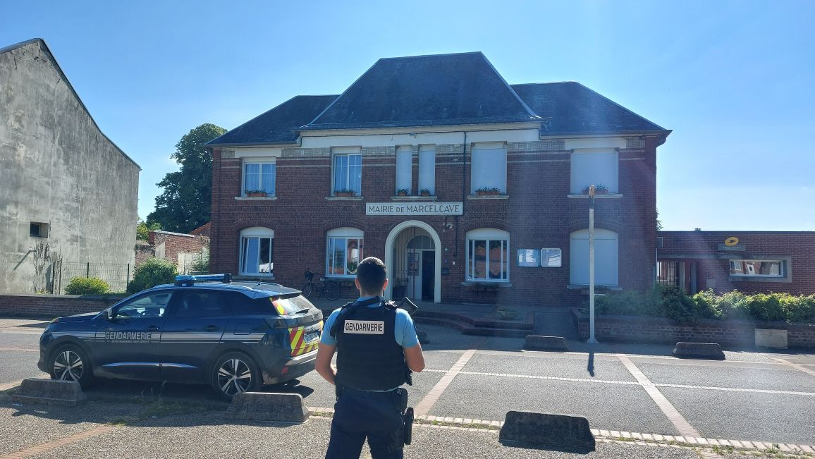 Gendarmerie_080's tweet photo. #Européennes2024 Tout au long de la journée et durant la soirée, les #gendarmes de la Somme sillonnent le département, au contact des élus, afin de sécuriser les abords des bureaux de vote et l'acheminement des plis électoraux 🗳️
#NotreEngagementVotreSecurité https://t.co/OrS3Lk0TS7