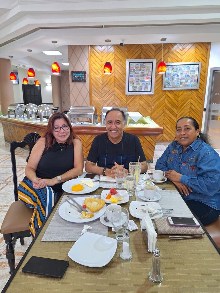BoydCarmen05's tweet photo. Que gran oportunidad en este domingo de poder intercambiar ideas con el reconocido Dr. Hugo Moreno desde David, Chiriquí. Vienen grandes proyectos que potenciarán a esta amada provincia. @AbregoAsilda @JoseRaulMulino https://t.co/GAszP49Abr