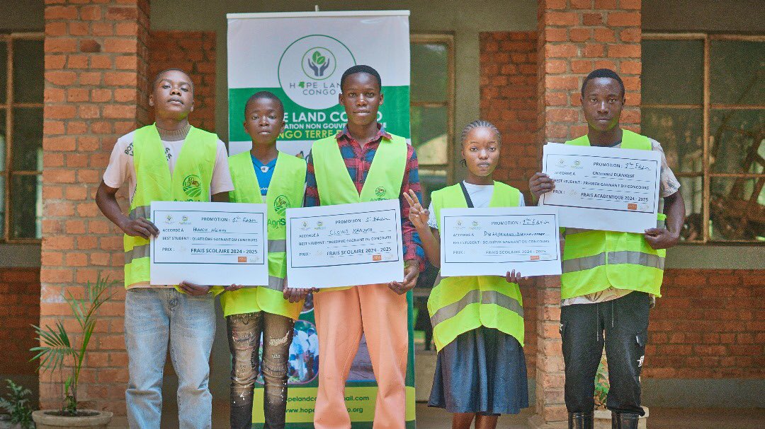 KilaloPress's tweet photo. #RDC : Le programme @AgriSchools de #Hopeland congo Honore les champions du concours Best student sur l’Agriculture Responsable à #Kisantu. https://t.co/soNpOeHLD5