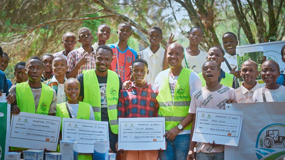 KilaloPress's tweet photo. #RDC : Le programme @AgriSchools de #Hopeland congo Honore les champions du concours Best student sur l’Agriculture Responsable à #Kisantu. https://t.co/soNpOeHLD5