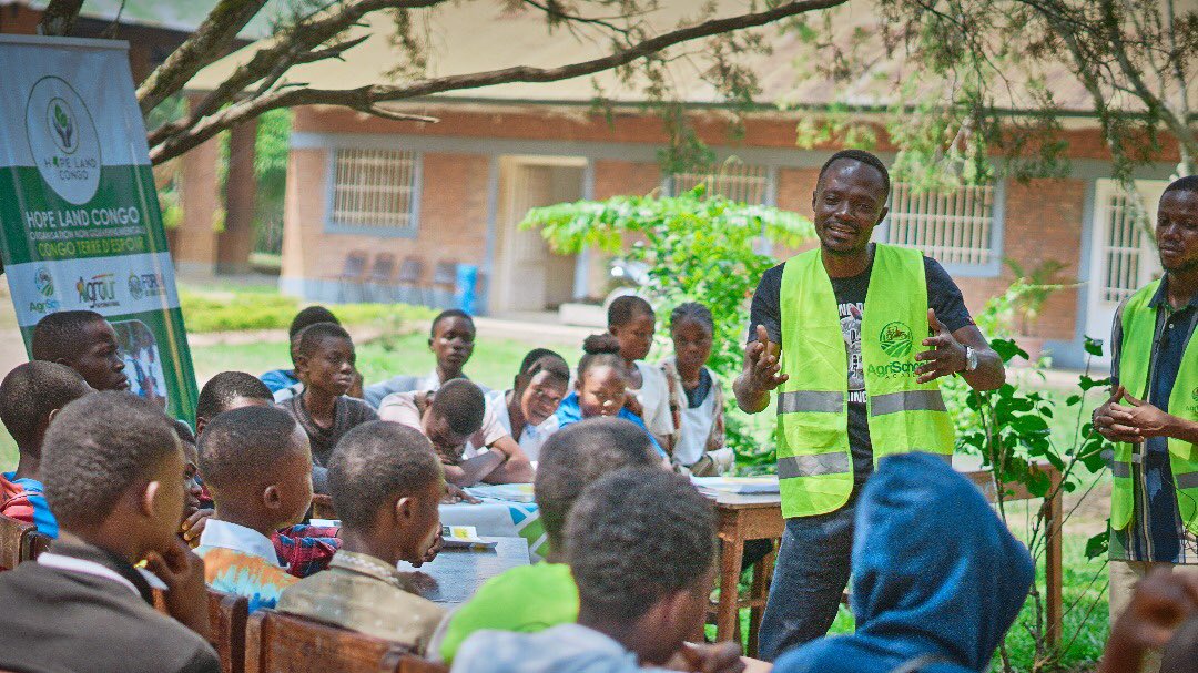 KilaloPress's tweet photo. #RDC : Le programme @AgriSchools de #Hopeland congo Honore les champions du concours Best student sur l’Agriculture Responsable à #Kisantu. https://t.co/soNpOeHLD5