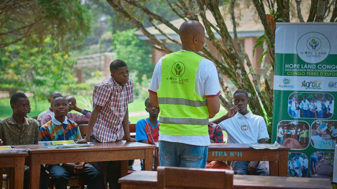 KilaloPress's tweet photo. #RDC : Le programme @AgriSchools de #Hopeland congo Honore les champions du concours Best student sur l’Agriculture Responsable à #Kisantu. https://t.co/soNpOeHLD5