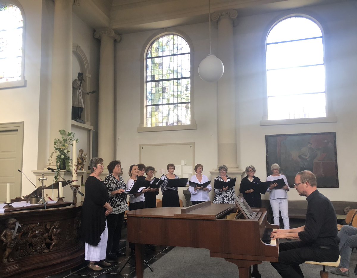 Nog wat nagenieten van concert gisteren in Woudrichem. Reacties van publiek waren erg positief. Koor gesplitst in stukken voor mannenkoor en vrouwenkoor maar ook samen muziek gemaakt.