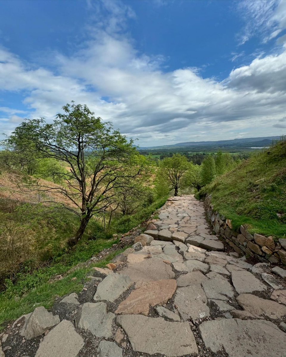tarastravels's tweet photo. One of my favourite wee hills in Scotland, and I always seem to get (bring?) sunshine when I climb it. Well ok, not always, sometimes it’s liquid sunshine. 🙌🏼☀️💦🏴
And of course, being the #proudpeaker that I am, I’ve got to wave that #MPCflag at the top! 🥰💪🏼
#conichill #balmaha #scotland @MyPeakChallenge @SamHeughan @adventurepeaker @IslandPeakers