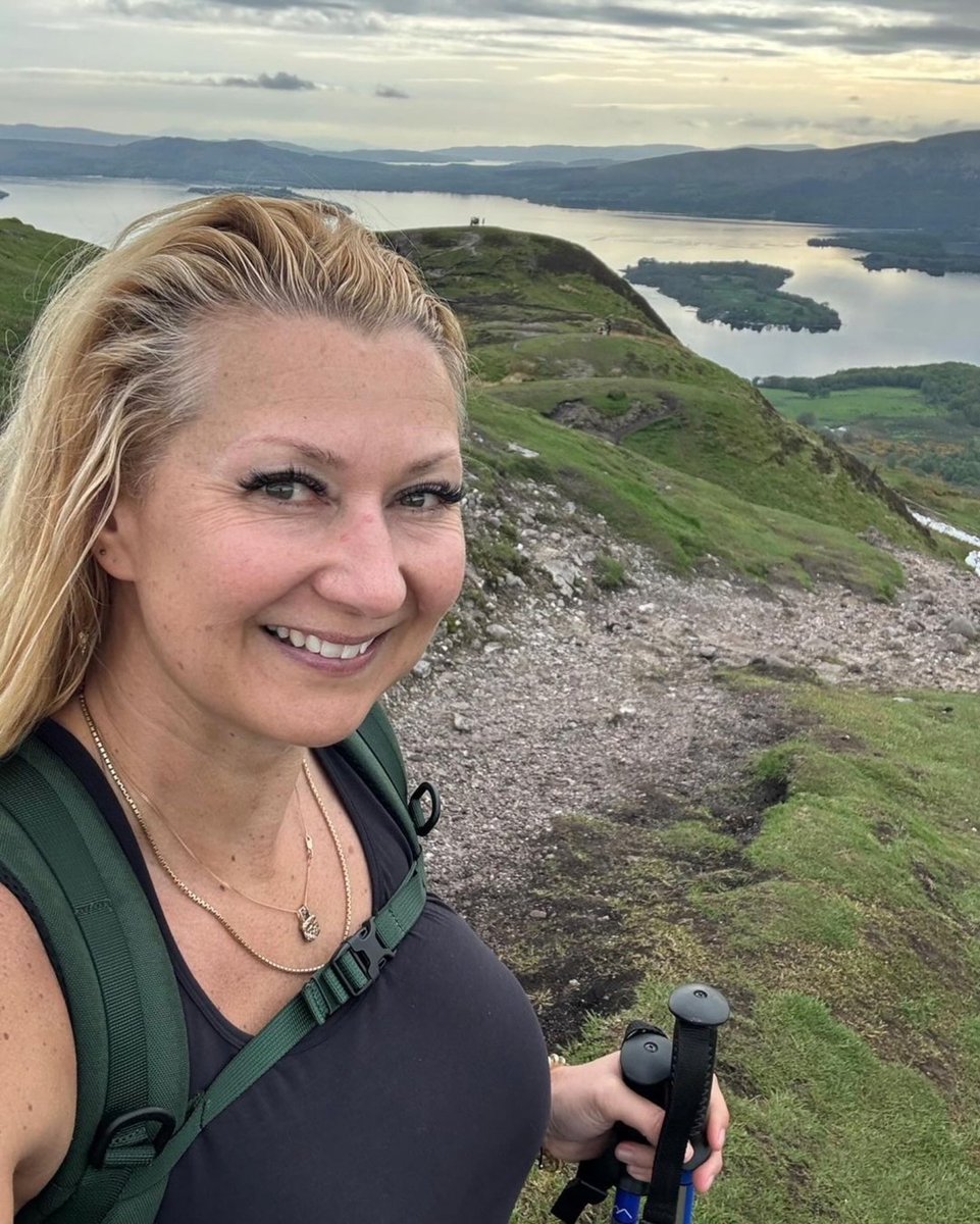 tarastravels's tweet photo. One of my favourite wee hills in Scotland, and I always seem to get (bring?) sunshine when I climb it. Well ok, not always, sometimes it’s liquid sunshine. 🙌🏼☀️💦🏴
And of course, being the #proudpeaker that I am, I’ve got to wave that #MPCflag at the top! 🥰💪🏼
#conichill #balmaha #scotland @MyPeakChallenge @SamHeughan @adventurepeaker @IslandPeakers