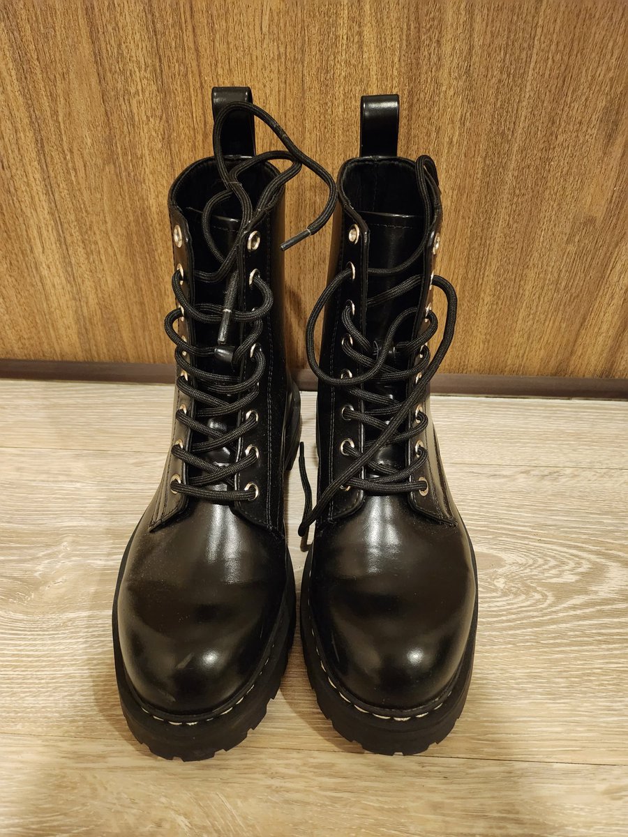 hidabuble's tweet photo. ส่งต่อบูท HM ไซส์ 38,39 900- /2.ส่งต่อลาบอท ไซส์ 39 500- ราคารวมส่ง เดมพต.คับ #��่งต่อเสื้อผ้ามือสองสภาพดีราคาถูก #ส่งต่อรองเท้ามือสอง #ส่งต่อรองเท้า #ส่งต่อรองเท้าแบรนด์เนม https://t.co/iaZ33umsRx