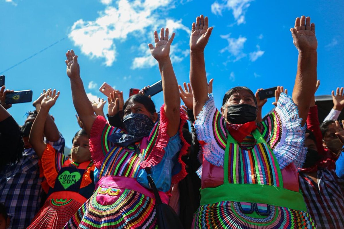 yretiemble's tweet photo. Los retos del zapatismo hoy: cárteles, gobierno y militarización https://t.co/QOXugD4F0u

“Chiapas, al borde de una guerra  civil”, así tituló el EZLN lo que se estaba viviendo en el 2021.  ¿Qué los obligó a publicar un comunicado tan duro que hoy se ha hecho realidad? @lhan55 https://t.co/9Gtc4dH4Ap