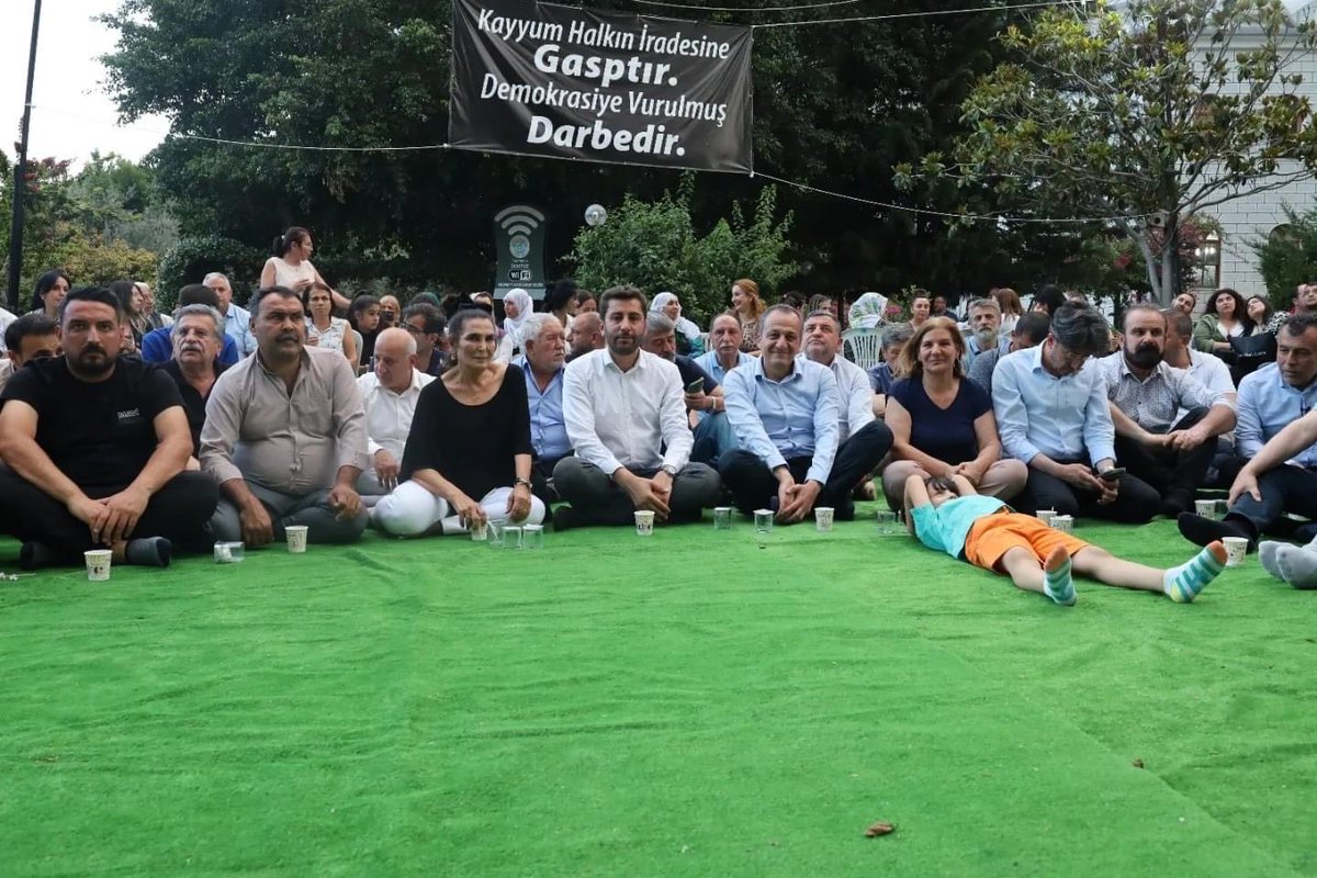 CHP İl Başkanı Koral Ömür il ilçe örgütleri ve Meclis üyeleri ile birlikte nöbet eylemimize katılarak bizlerle dayanışma içinde olduklarını belirtti. Katılımlarından dolayı teşekkür ederiz.